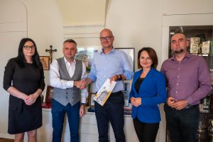 Budowa boiska piłkarskiego z sztucznej trawy w Mokoszynie